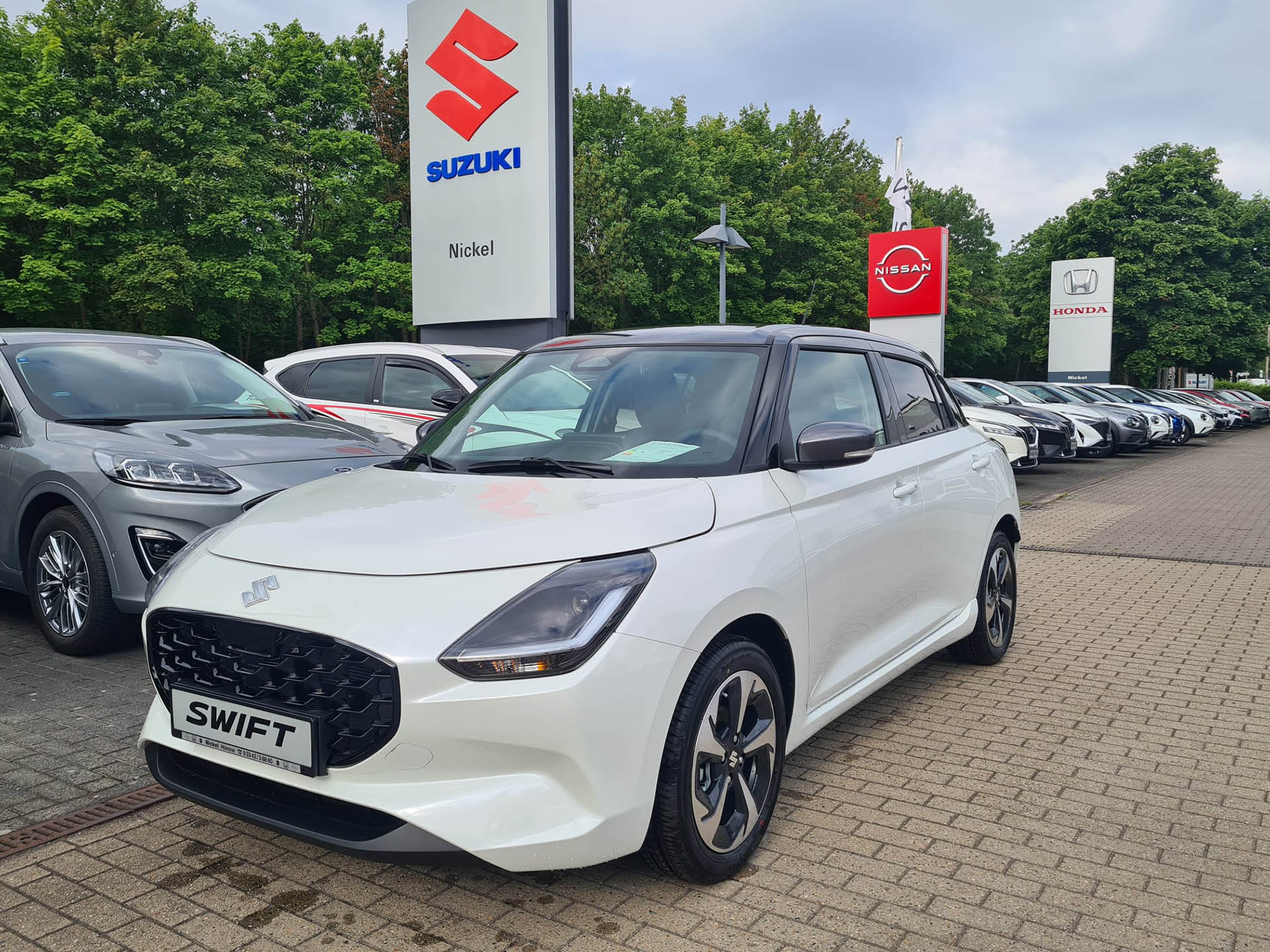 Nahaufnahme Suzuki Swift vor dem Autohaus Nickel